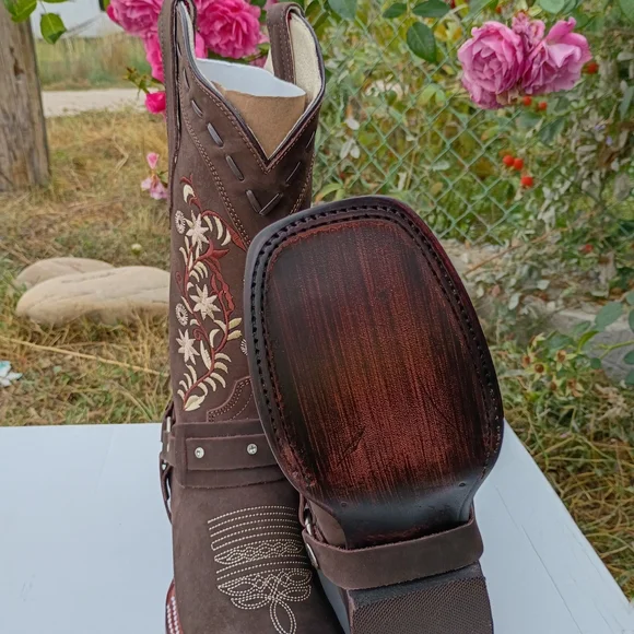 Floral Embroidered Western Leather Boots - Picture 6 of 8